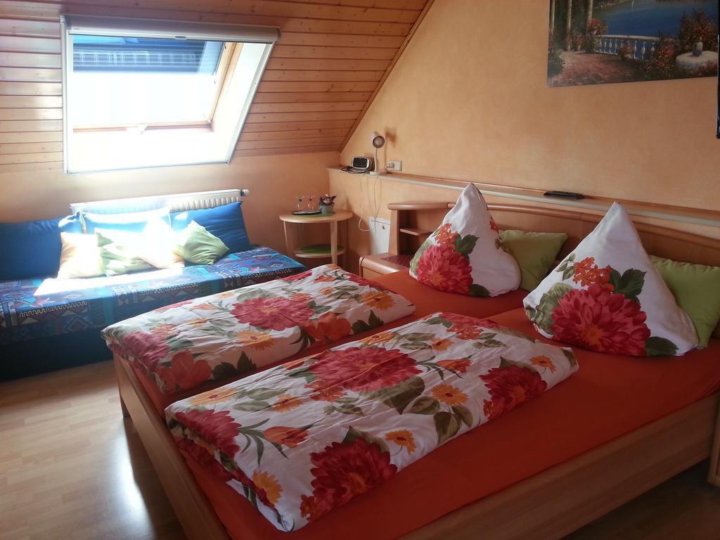 Ferienwohnungen - Gaestehaus Gertrud Moog- Rust Szoba fotó